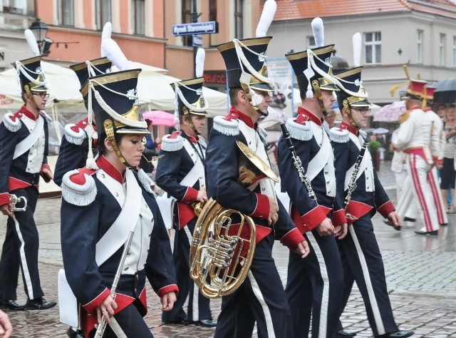 Parada orkiestr wojskowychOrkiestry wojskowe z Torunia i Warszawy prezentowały się na toruńskiej starówce.