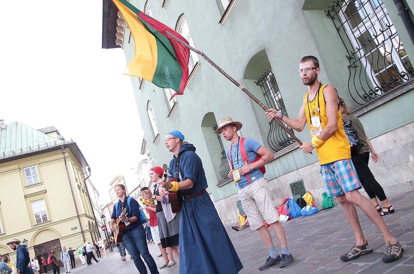 Kraków. Rynek opanowany przez pielgrzymów [ZDJĘCIA]