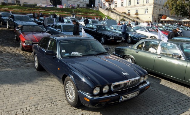 W sobotę do Przemyśla zawitali uczestnicy Rajdu Kresowego. Trasa po której przemierza ponad 45 jaguarów, liczy ok. 40 km. Miłośnicy tych luksusowych aut odwiedzili już Krasiczyn, a w niedzielę będą w Łańcucie.