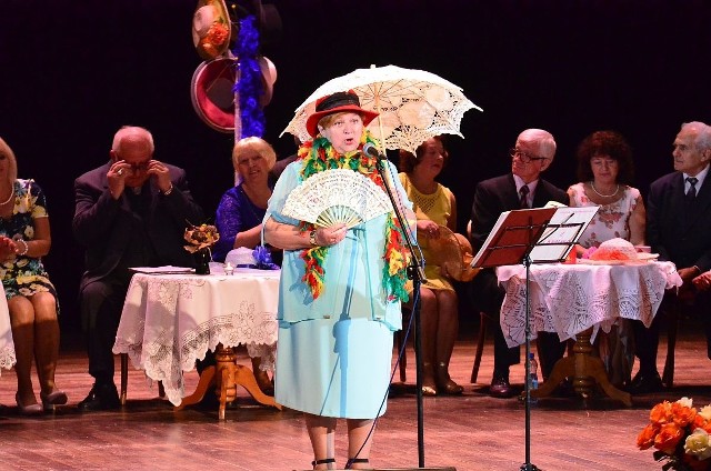 Skarżyskie „Perły z Lamusa” przygotowały koncert piosenek Agnieszki Osieckiej. Na pierwszym planie Anna Tchórzewska.