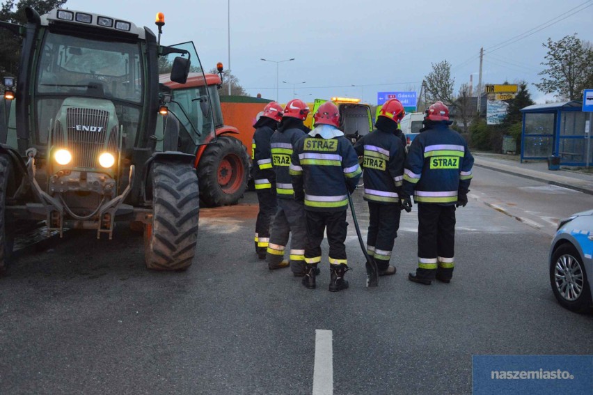 Wypadek na ul. Toruńskiej we Włocławku. Czołowe zderzenie osobowego volvo z traktorem [zdjęcia]