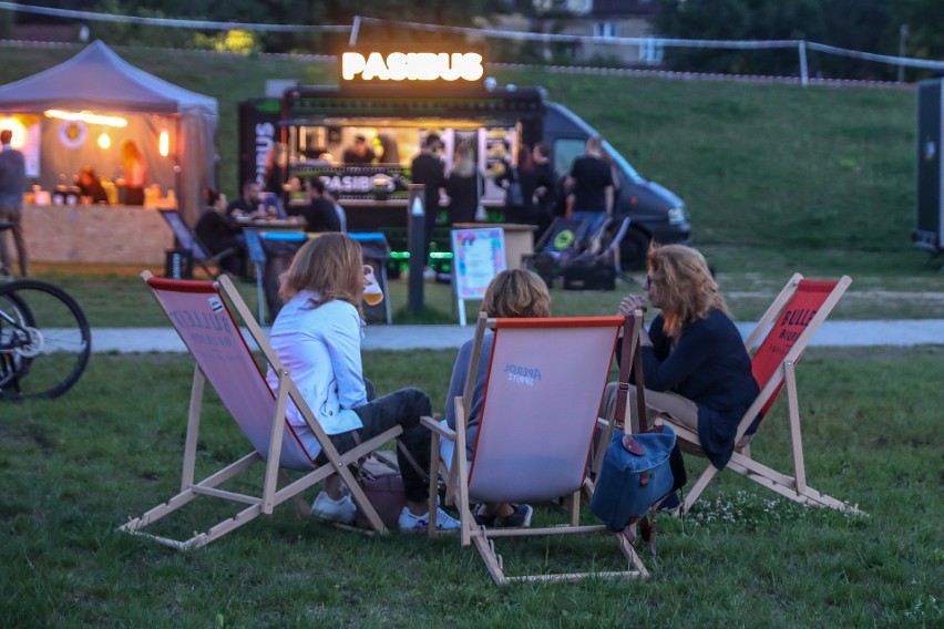 Kraków. Wielka uczta pod osłoną nocy. Nocny Market przyciąga fanów "miejskiego żarcia"