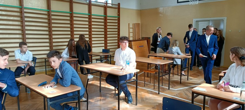 Egzamin ósmoklasisty 2022 z matematyki w Szkole Podstawowej w Kurozwękach. Zobaczcie zdjęcia 