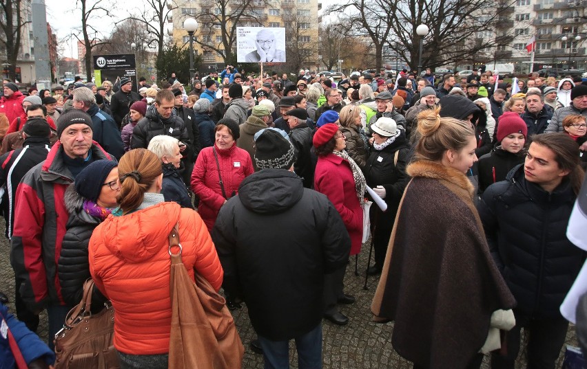 Trumna na pl. Grunwaldzkim. W niej Konstytucja RP