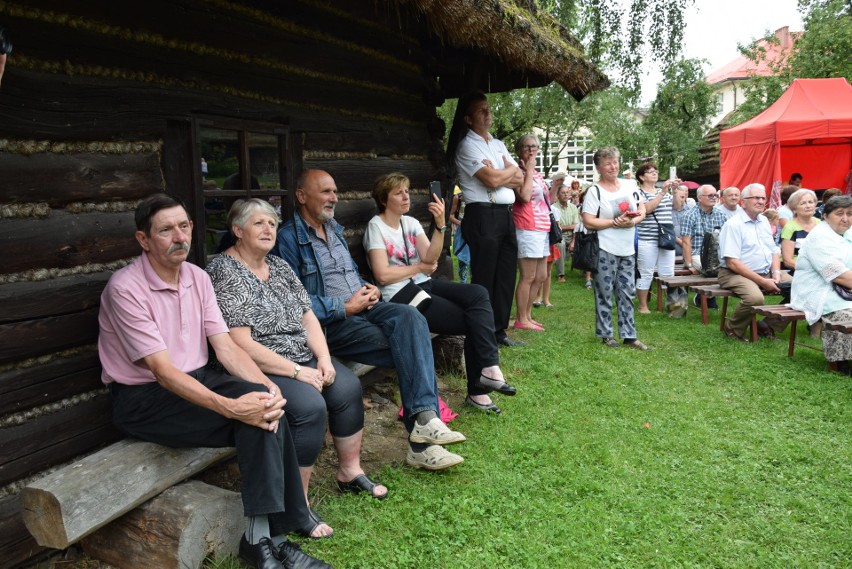 Szymbark. XV Panorama Kultur. W skansenie głośno gra muzyka, jest mnóstwo ludzi, są stoiska z rękodziełem, gospodynie częstują pysznościami