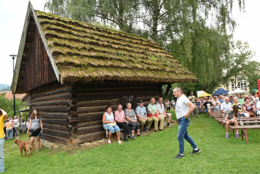 Szymbark. XV Panorama Kultur. W skansenie głośno gra muzyka, jest mnóstwo ludzi, są stoiska z rękodziełem, gospodynie częstują pysznościami