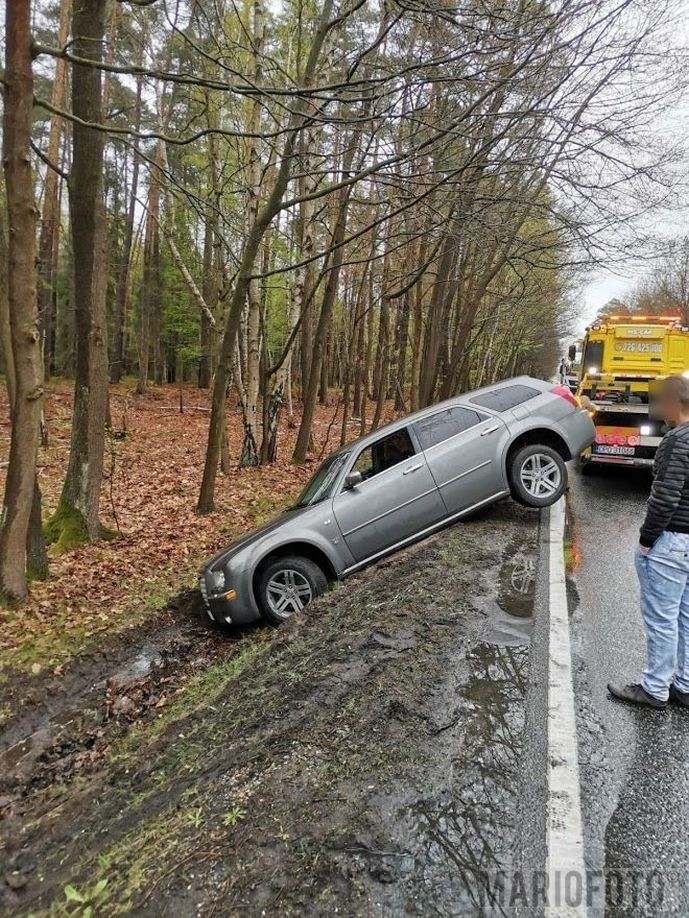 Chrysler wypadł z drogi krajowej nr 45 na trasie Jełowa -...