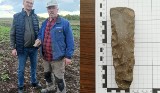 Krzemienna siekierka sprzed 5 tysięcy lat odnaleziona podczas prac polowych we Włostowie. Zobacz zdjęcia 