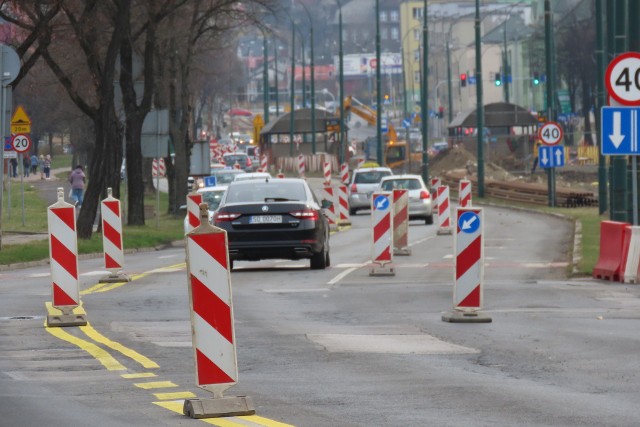 Ulica Piłsudskiego w Dąbrowie Górniczej została wyłączona z ruchu na prawie kilometrowym odcinku w stronę Gołonoga, trzeba jechać objazdami Zobacz kolejne zdjęcia/plansze. Przesuwaj zdjęcia w prawo - naciśnij strzałkę lub przycisk NASTĘPNE