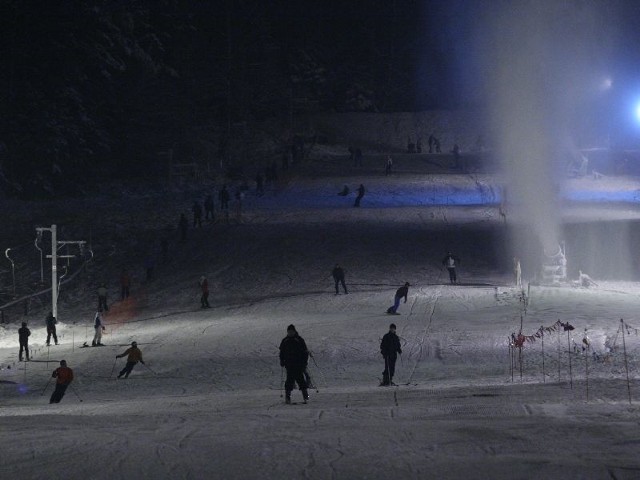 Inauguracja sezonu narciarskiego w Kielcach wypadła dobrze. Na stok znajdujący się na stadionie pierwszego dnia pojawiło się wielu miłośników &#8211; i starszych, i młodszych &#8211; białego sportu.