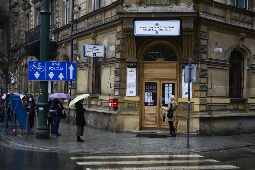 Kraków. Długa kolejka do jedynego otwartego punktu sprzedaży biletów MPK [zdjęcia]