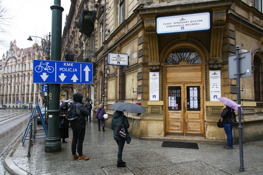 Kraków. Długa kolejka do jedynego otwartego punktu sprzedaży biletów MPK [zdjęcia]