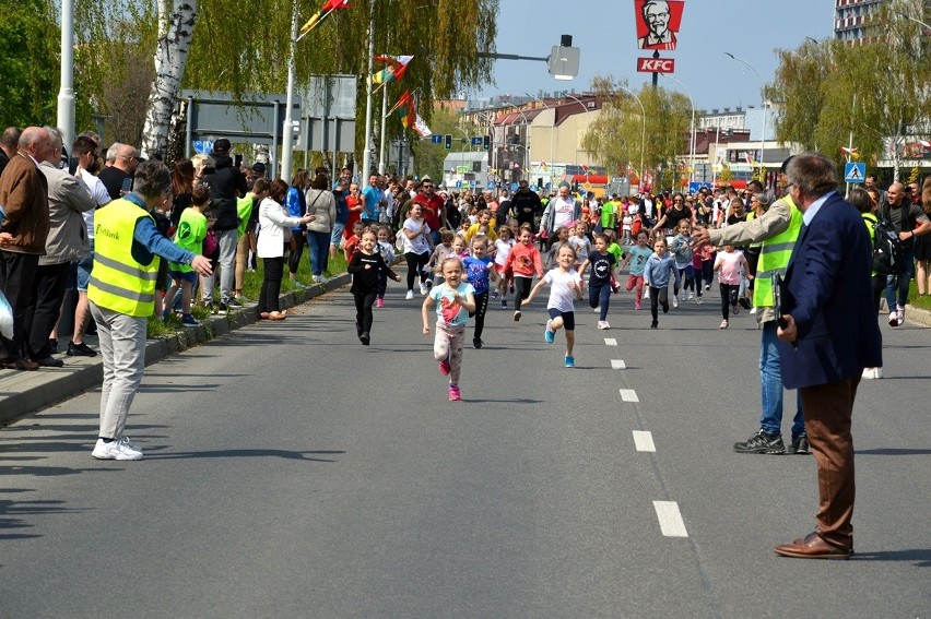 Międzynarodowy Uliczny Bieg Konstytucji 3 Maja w Stalowej Woli. Tłum biegaczy w słońcu. Zobacz zdjęcia