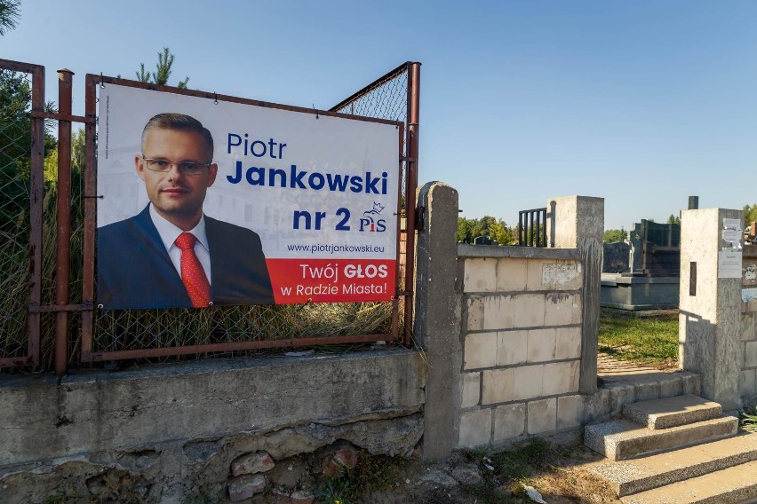 Plakat wyborczy z wizerunkiem Piotra Jankowskiego z PiS wisi...