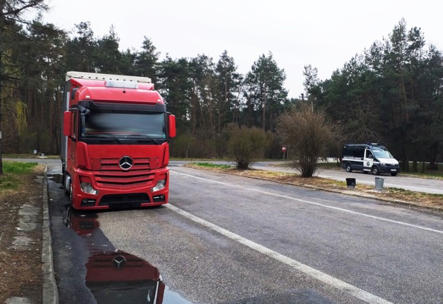 Zespół pojazdów zatrzymany przez jędrzejowskich inspektorów świętokrzyskiej Inspekcji Transportu Drogowego