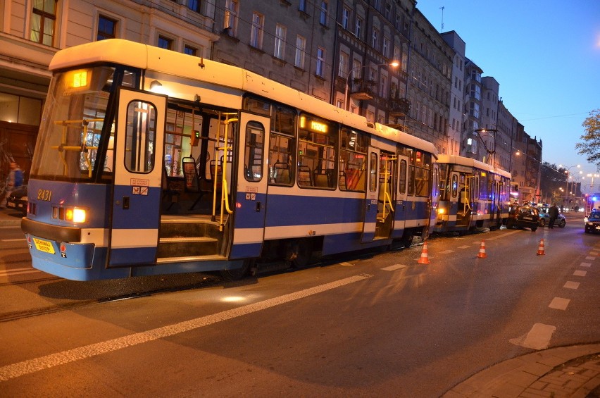 Wrocław: Wypadek na Sienkiewicza. Volkswagen zderzył się z tramwajem (ZDJĘCIA)