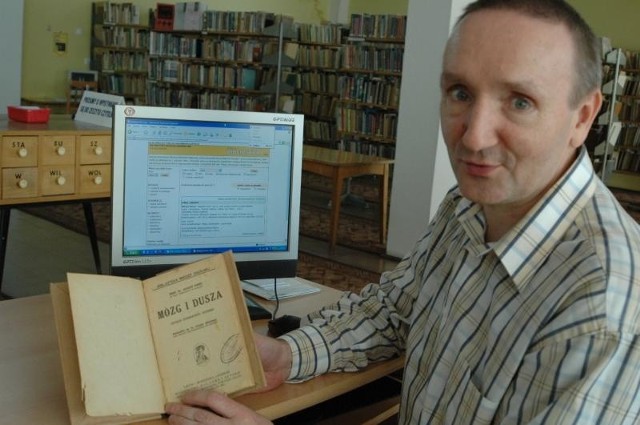 - To właśnie tej książki szukał prof. Maligranda (na małym zdjęciu u góry) - mówi Antoni Bojanowski z biblioteki.