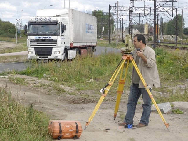 Leszek Waracz, geodeta z firmy Kartomap, dokonuje pomiarów nowej drogi.