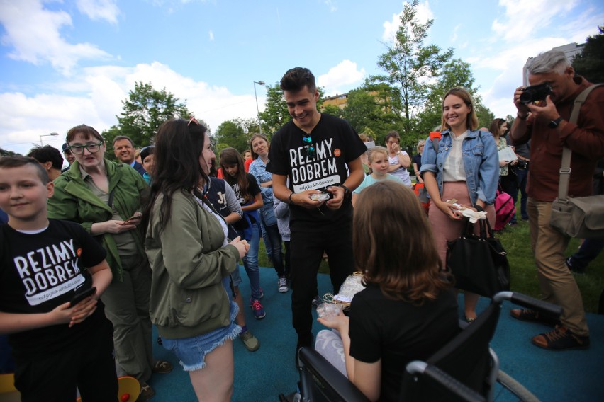 Katowice: Youtuber ReZigiusz uszczęśliwił dzieci. Otworzył plac zabaw przy GCZD