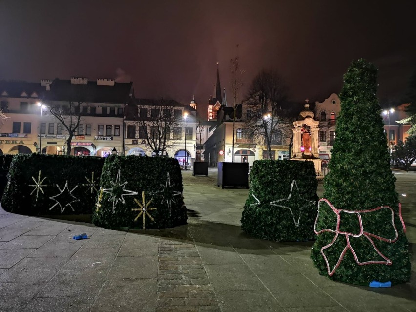 Myślenice. Choinka i iluminacja, czyli jak Rynek stroi się na święta [ZDJĘCIA]