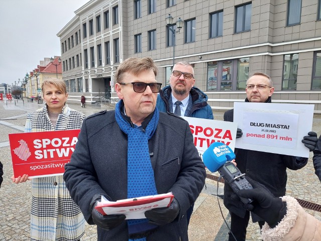 - Toniemy w długach - zapewnił Jarosław Galej, kandydat KWW "Spoza Sitwy" na prezydenta. - Urząd miasta potwierdza i przyznaje, że dług na koniec 2023 roku wynosi ponad 891 milionów złotych (...) Czekamy na informację na temat zadłużenia poszczególnych spółek, które są w zarządzane przez miasto i będziemy te dane przy pomocy fachowców, którzy się na tym znają, weryfikować.