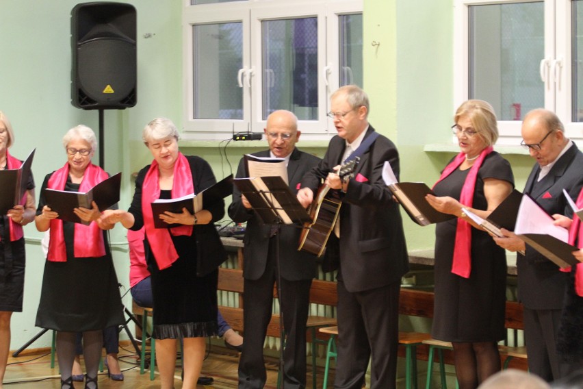 Międzypokoleniowe świętowanie w tarnobrzeskiej „czwórce” na biało-czerwono (zdjęcie)