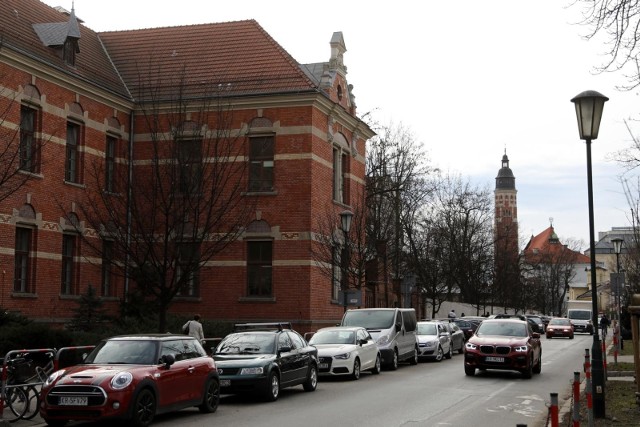 Tereny poszpitalne w rejonie ulic Kopernika i Śniadeckich wkrótce trafią do miasta. Jest szansa, że staną się zieloną wizytówką miasta. Na chwilę obecną nie wiadomo, co znajdzie się w budynkach