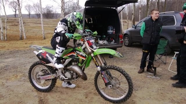 Patryk Dudek szykuje się do pierwszego wyjazdu na tor motocrossowy.