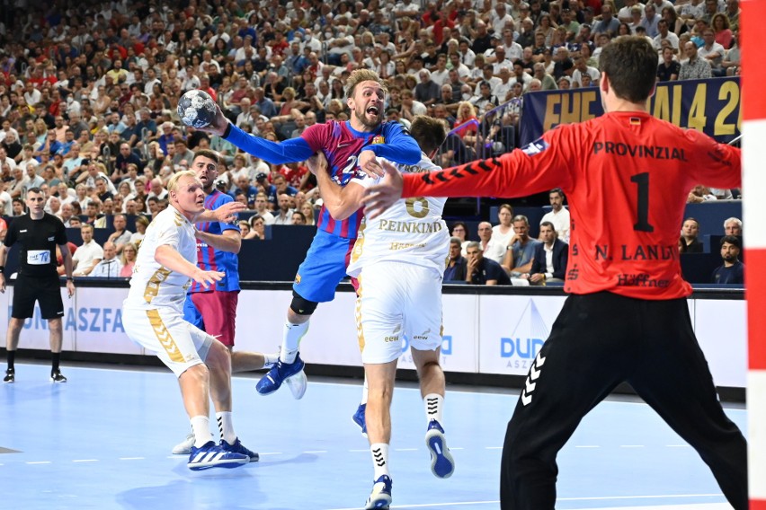 W drugim półfinale Barca pokonała THW Kiel. Na zdjęciu rzuca...