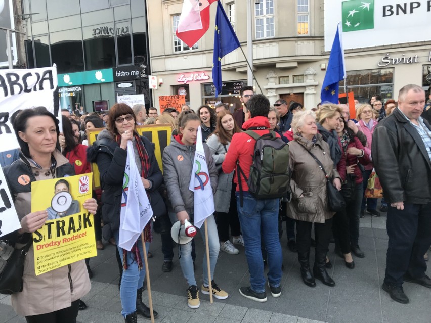 Katowice: Wiec poparcia dla strajkujących nauczycieli....