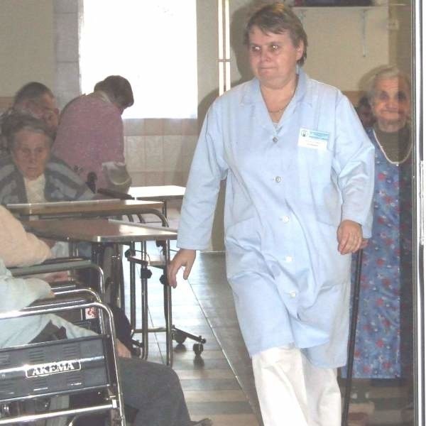 Jedną z placówek, która zatrudnia bezrobotnych do prac społecznie użytecznych jest tarnobrzeskie hospicjum. Na zdjęciu kierownik Leokadia Janusz.