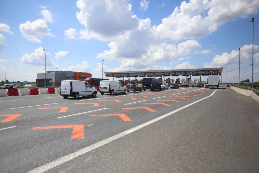 Korki na bramkach autostradowych to koszmar. Podnieście nam szlabany latem!