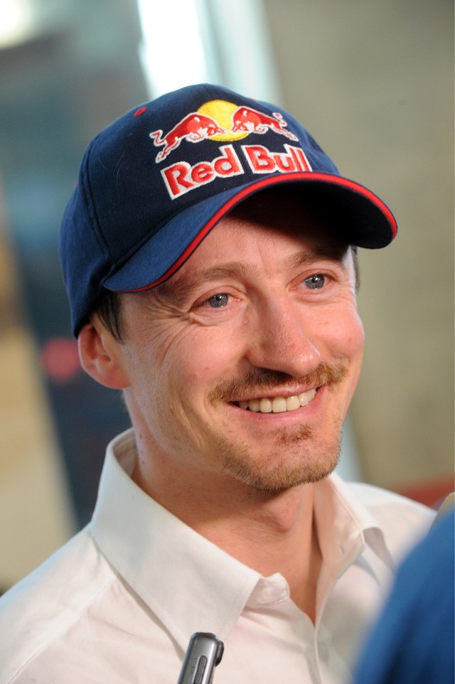 Adam Małysz na konferencji prasowej wyścigu Dakar 2015 w Warszawie 2 grudnia 2014r.