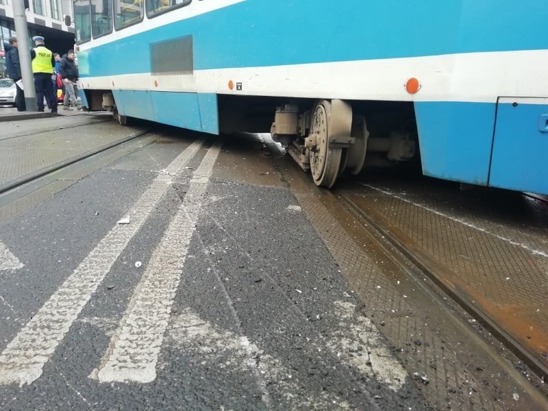 Wypadek przy Wroclavii. Zderzenie tramwaju z busem i wykolejony wóz MPK (ZDJĘCIA)