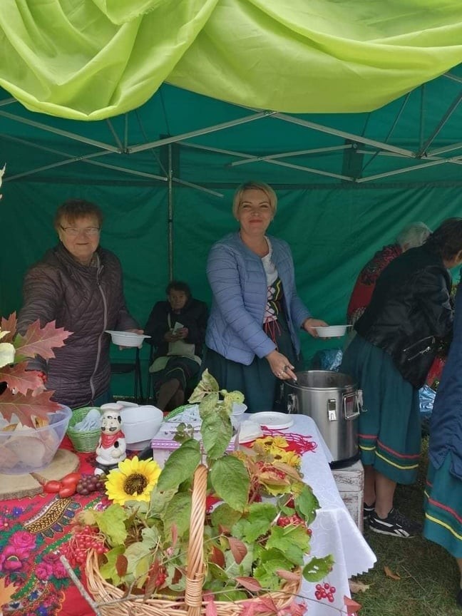 Pyszności przygotowane przez panie z Bebelna w gminie Włoszczowa na Jarmarku Agroturystycznym "smaki jesieni" w Tokarni (ZDJĘCIA)