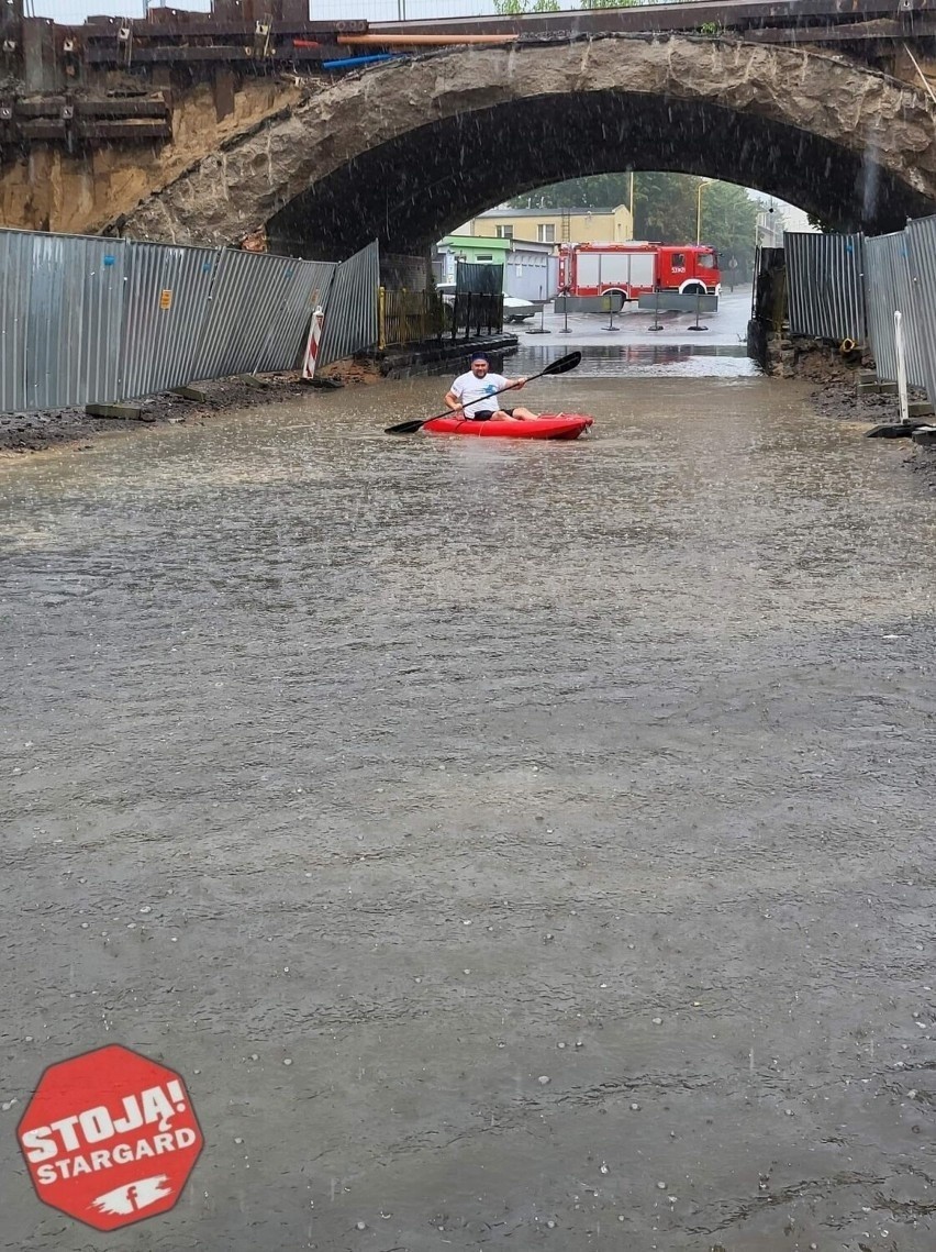 Kajakiem pod zalanym wiaduktem, czyli miasto kontra PKP