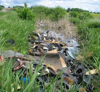 Dzikie wysypisko urzędnicy wydziału ochrony środowiska namierzyli w Mostkowie - na nasypie kolejowym. Wywieziono stąd kilkanaście wywrotek śmieci.
