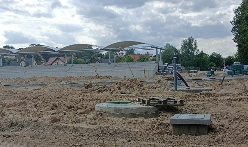 Trwa budowa na stadionie Oskara Przysucha. Z każdym tygodniem widać postęp prac na budowie obiektu sportowego