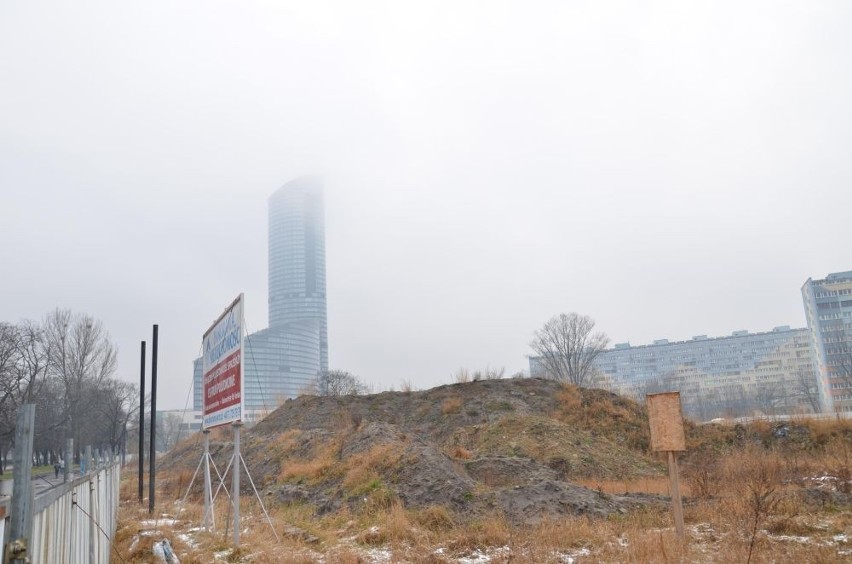 Co dalej z działką obok Sky Tower, gdzie teraz jest dziki parking?