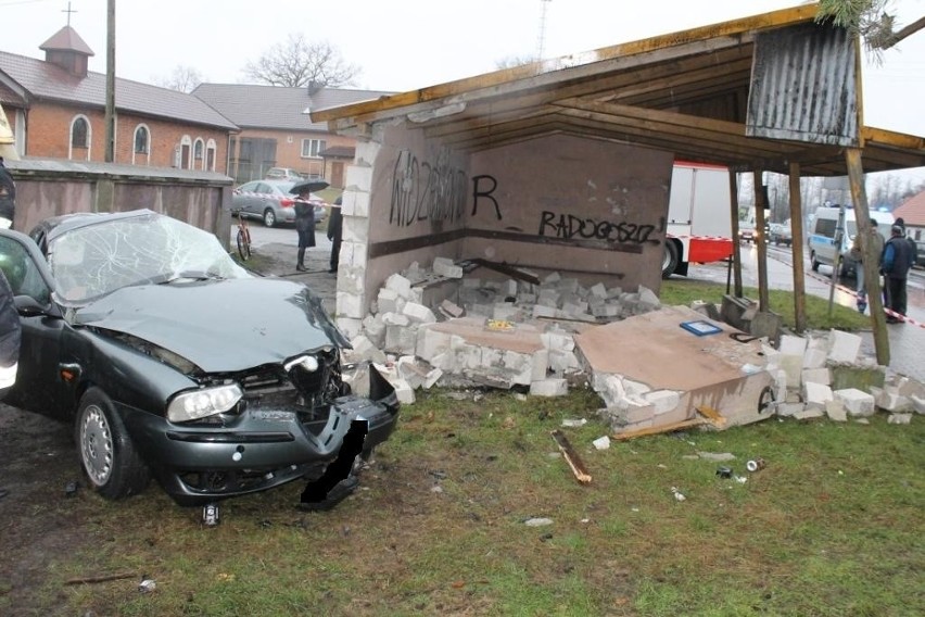 Tragiczny wypadek w Giecznie pod Zgierzem. Kierowca alfy uderzył w wiatę, zginął na miejscu