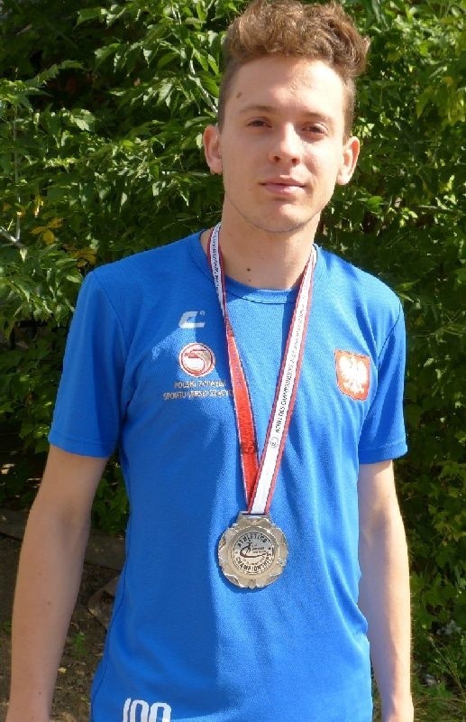 18 - letni Adrian Ojdana, rodowity staszowianin, wrócił ze srebrnym medalem z drugich Mistrzostw Europy Juniorów Głuchych, które odbyły się w Trabzone w Turcji w dniach 21 - 23 sierpnia.