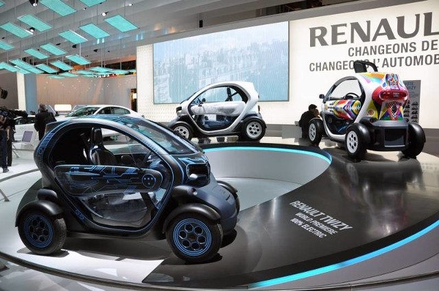 Elektryczny twizy od francuskiego renault to zwinny dwuosobowy pojazd nadający się idealnie do zakorkowanych miast.