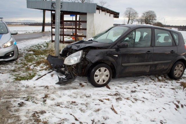 Dzisiaj, po godz. 9., na drodze Ustka-Zaleskie koło miejscowości Golęcino, oblodzona droga i nadmierna prędkość była powodem niebezpiecznej sytuacji. Kierujący samochodem osobowym Renault wjechał w przydrożne drzewo. Strażacy udzielili pomocy poszkodowanemu wyciągając go z pojazdu.