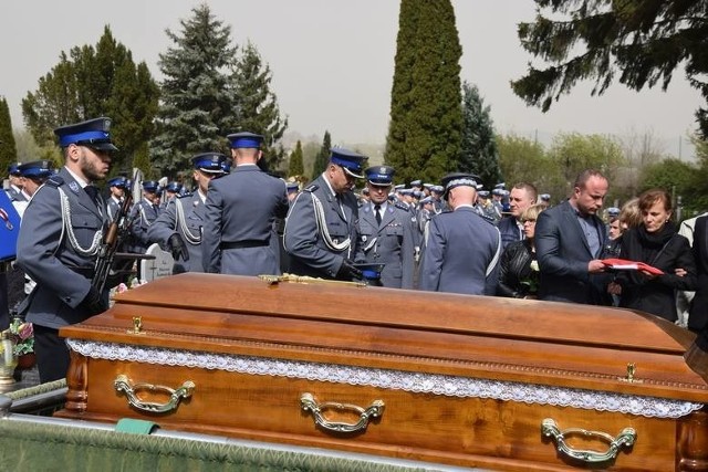 Tłumy żegnały na pogrzebie mł. asp. Adama Łobockiego.