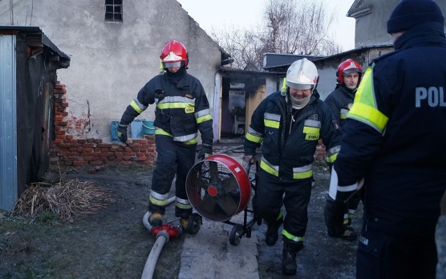 Dwie osoby zginęły w pożarze domu jednorodzinnego w Markowicach (pow. mogileński).Pożarł wybuchł przed godz. 14.30. Ogień pojawił się w budynku jednorodzinnym. Na miejscu jest 8 zastępów straży pożarnej. Zginęły dwie osoby - matka i syn. Kobieta ponad 80 lat a mężczyzna ponad 60. Z pożarem walczyli strażacy z Inowrocławia, Strzelna i Mogilna. Gdy na miejsce przybyły pierwsze zastępy ogień szalał  już na dobre.Czujka - prezent, który może uratować życie. TVN24/x-news