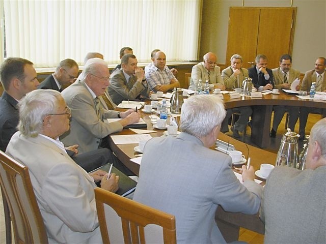 fot.1 Członkowie opolskiej loży BCC podczas spotkania w Urzędzie Wojewódzkim na temat „Okragły stół - kontrole”. (fot. archiwum)