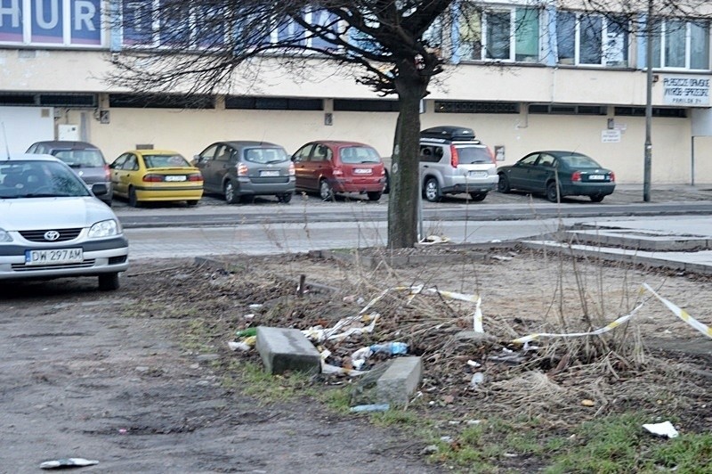 Libacje i śmieci na placu po sklepie Jysk w centrum Wrocławia (ZDJĘCIA)