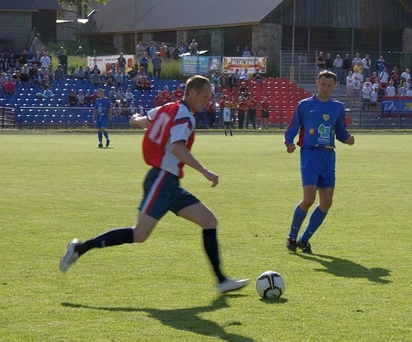 Grzegorz Jóźwiak (czerwono-biała koszulka) ostatnio dwukrotnie zapewnił zwycięstwo swojej drużynie
