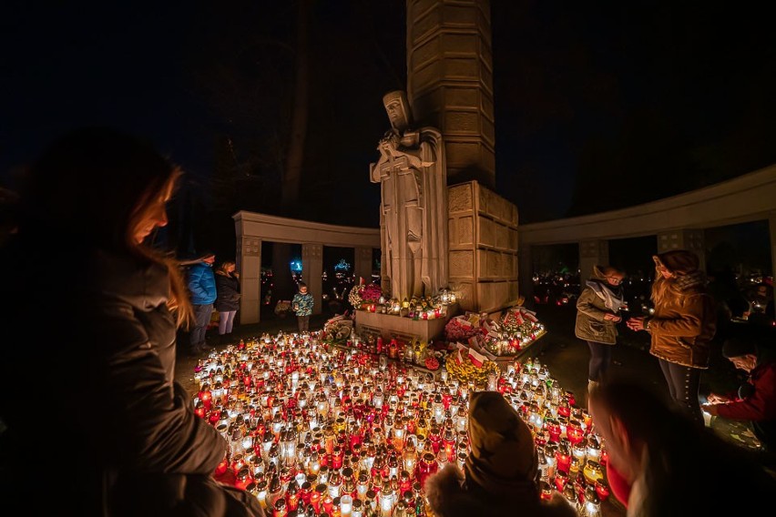 Nowy Sącz. Cmentarz Komunalny nocą zachwyca i zachęca do refleksji [ZDJĘCIA]