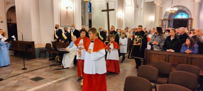 Uroczysty odpust w parafii świętego Michała w Ostrowcu. Wierni modlili się w dniu archaniołów (ZDJĘCIA)